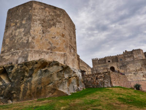 Torre albarrana de Guzmán el Bueno mit der Burg Castillo de Guzmán, Tarifa.