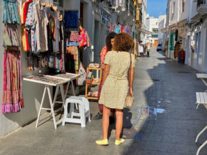 Calle de Cádiz, Conil de la Frontera – schöne Boutiquen säumen die Strasse.