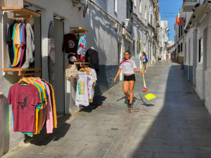 Calle de Cádiz, Conil de la Frontera – schöne Boutiquen säumen die Strasse.