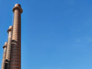 Barcelona – Fuerzas Electricas de Cataluña mit den drei historischen AEG Schornsteinen.
