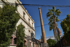 Der markante Schornstein von Palo Alto in Poblenou Barcelona.