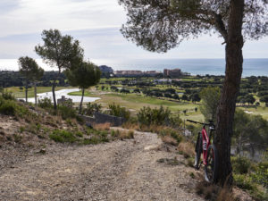 Ausblick auf den Golfplatz von Sitges und das Mittelmeer.