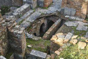 Die komplexe Technik der römischen Badehäuser perfekt an den Ruinas de Miróbriga Santiago do Cacém erhalten.
