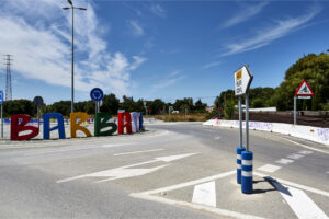 Kreisverkehr A-2233 an der Gemeindegrenze Barbate – Abzweig auf die Piste Carretera Arroyo San Ambrosio.