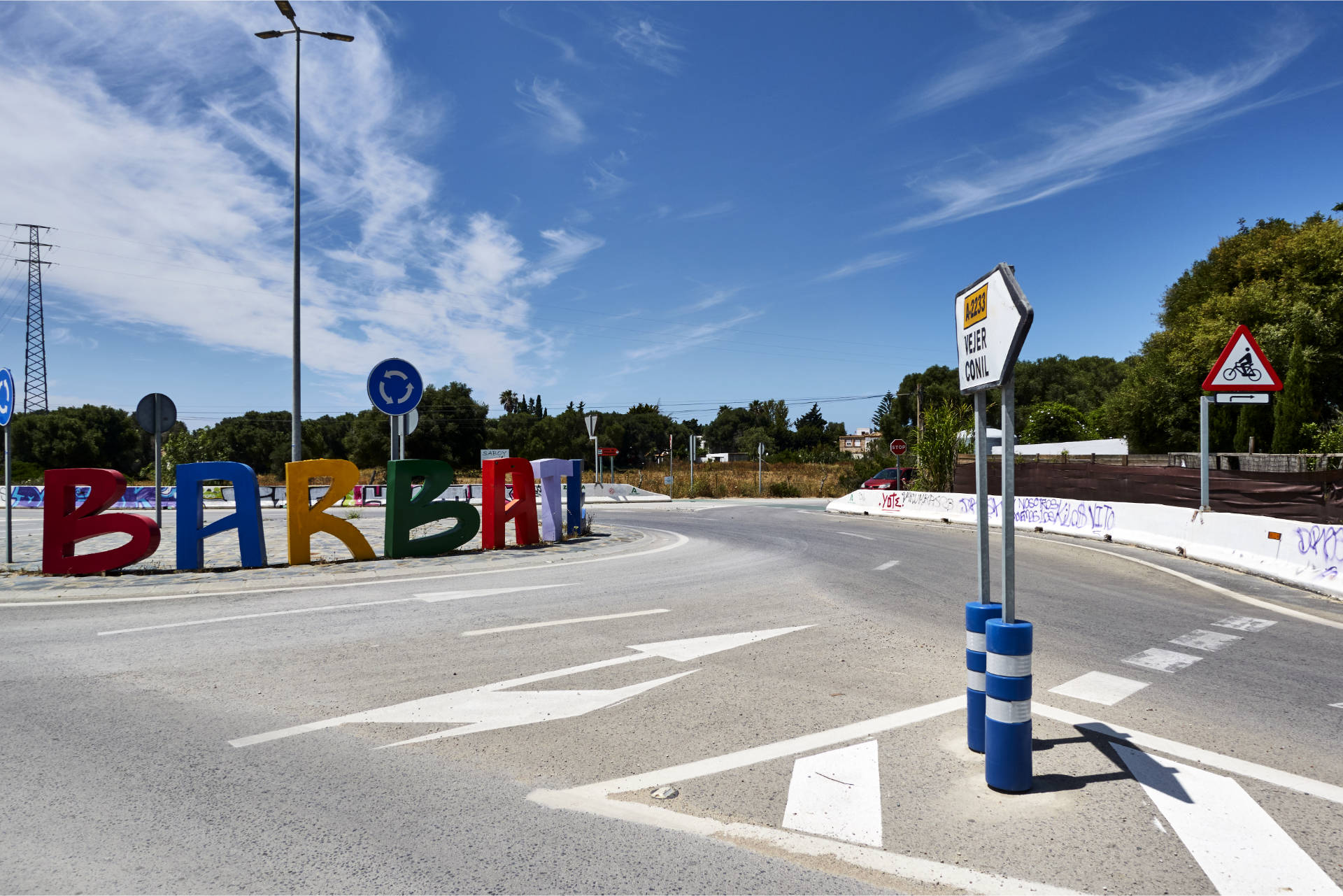 Kreisverkehr A-2233 an der Gemeindegrenze Barbate – Abzweig auf die Piste Carretera Arroyo San Ambrosio.