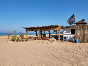 Die chiringuito "Faro Beach" am Playa de Trafalgar, Cabo de Trafalgar, Costa de la Luz.