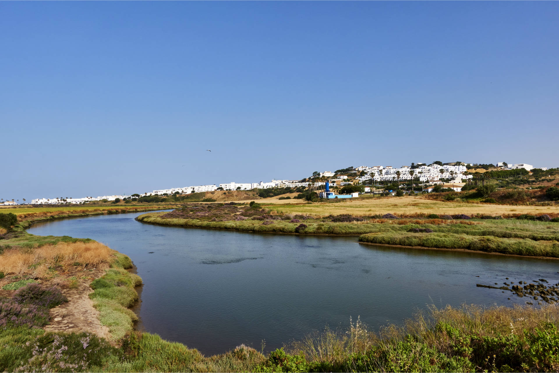 Der Río Salado und Conil de la Frontera im frühen Morgenlicht.