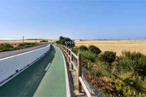 Der Radweg neben der CA-2144 nach Barbate.