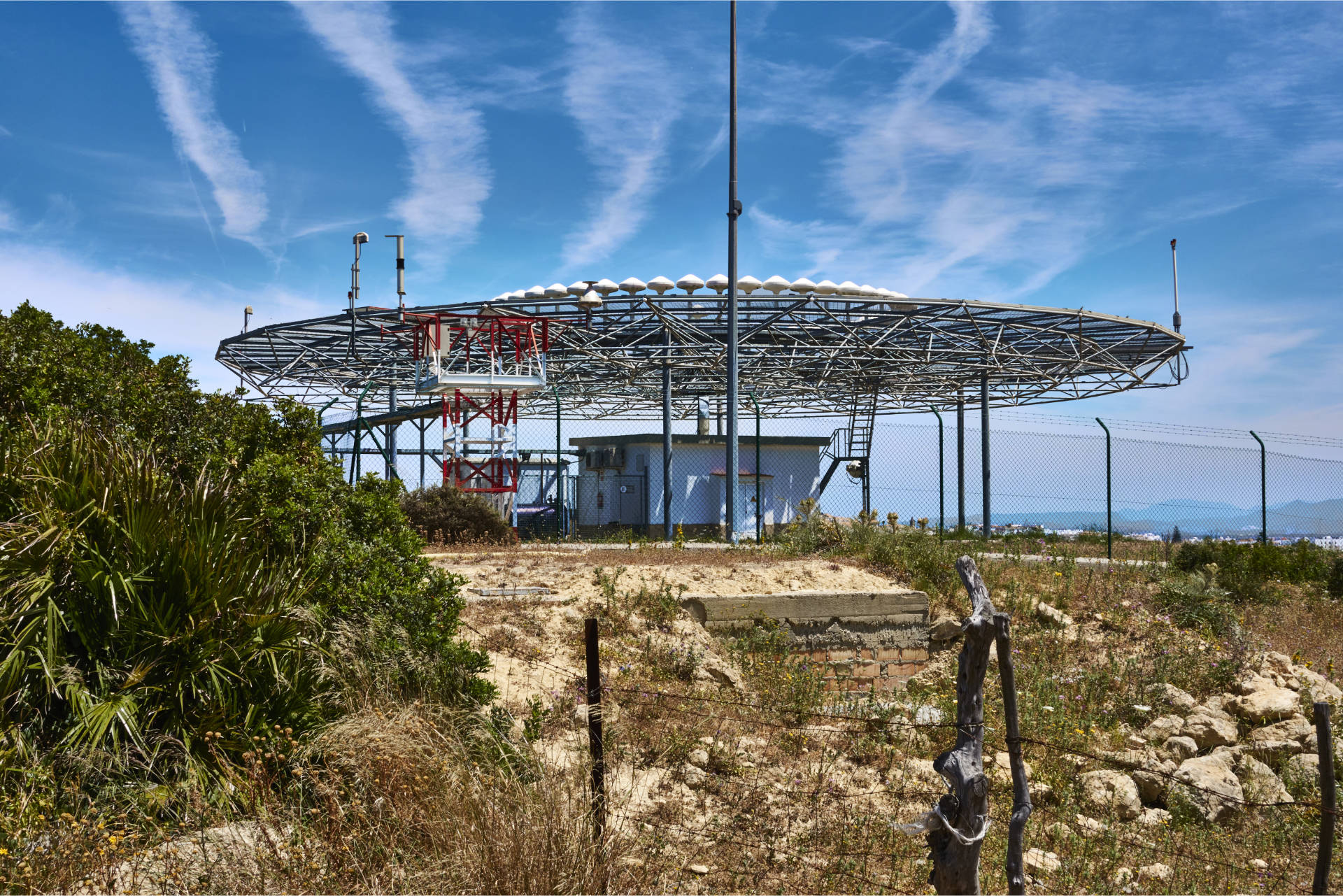 Die Anlage der Flugsicherung am Cerro de Buenavista (209 m) auf dem Höhenzug Altos de Buenavista.