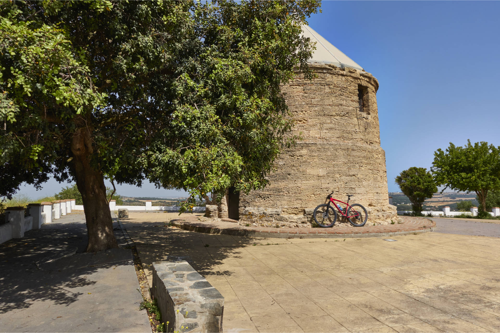 Die historische Windmühle Molino de Santa Inés am Mirdaor de Trafalgar aus dem 18. Jhd.