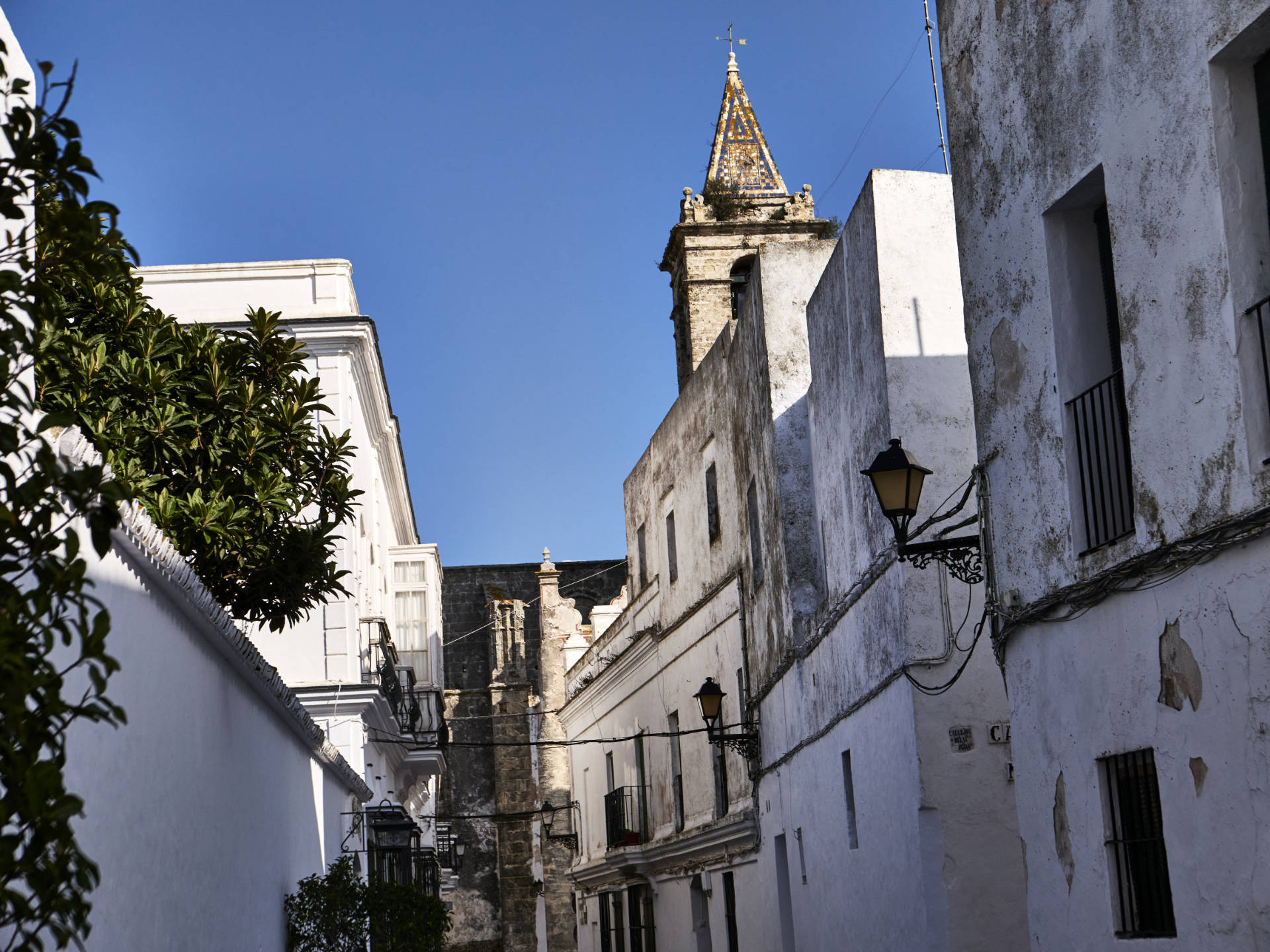 Durch enge Gassen von Vejer de la Frontera mit Blick auf die Parroquia Divino Salvador.