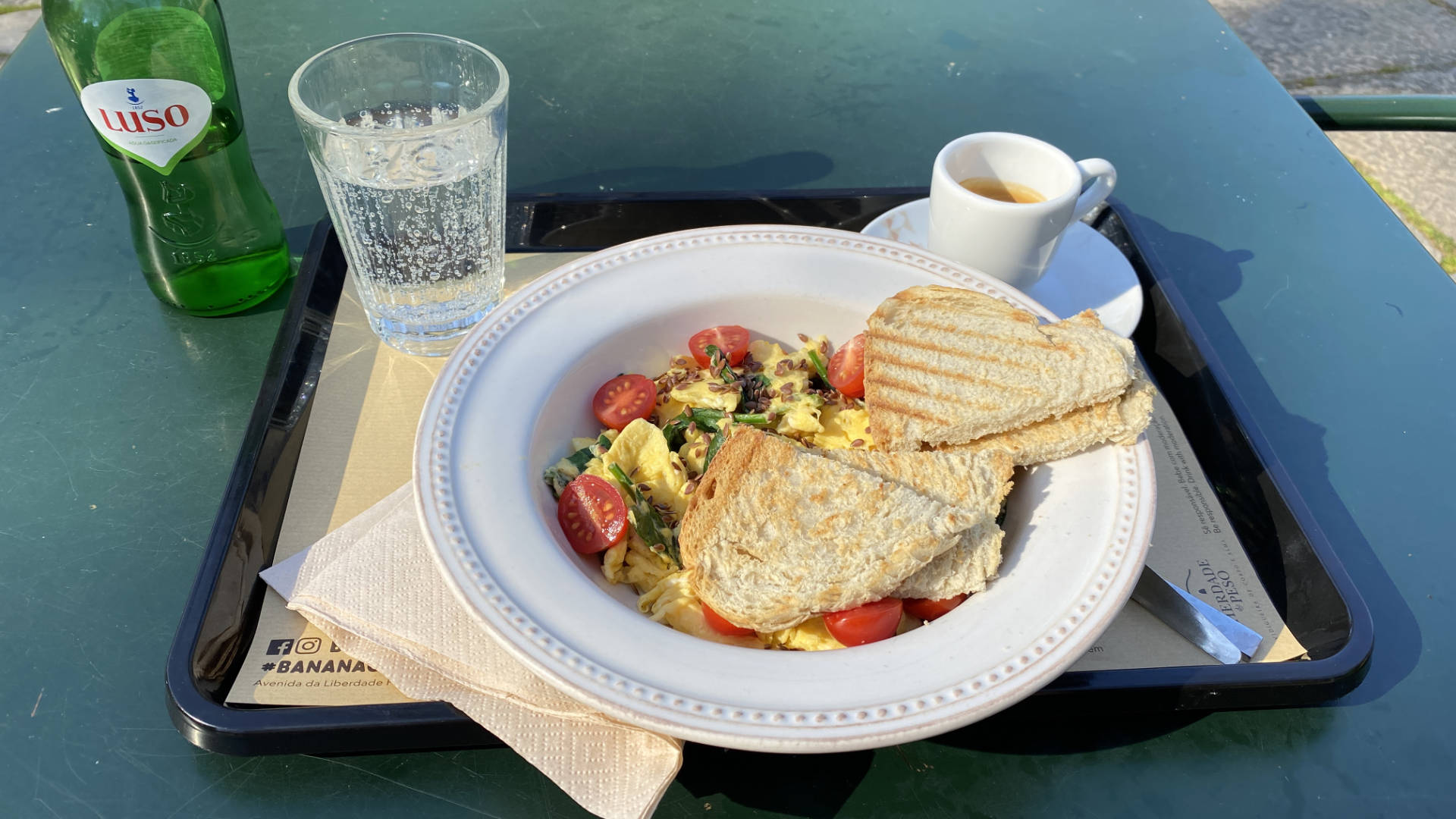 Einfach aber köstlich und preiswert – leichtes Mittagessen am Kiosk im Jardim da Estrela.