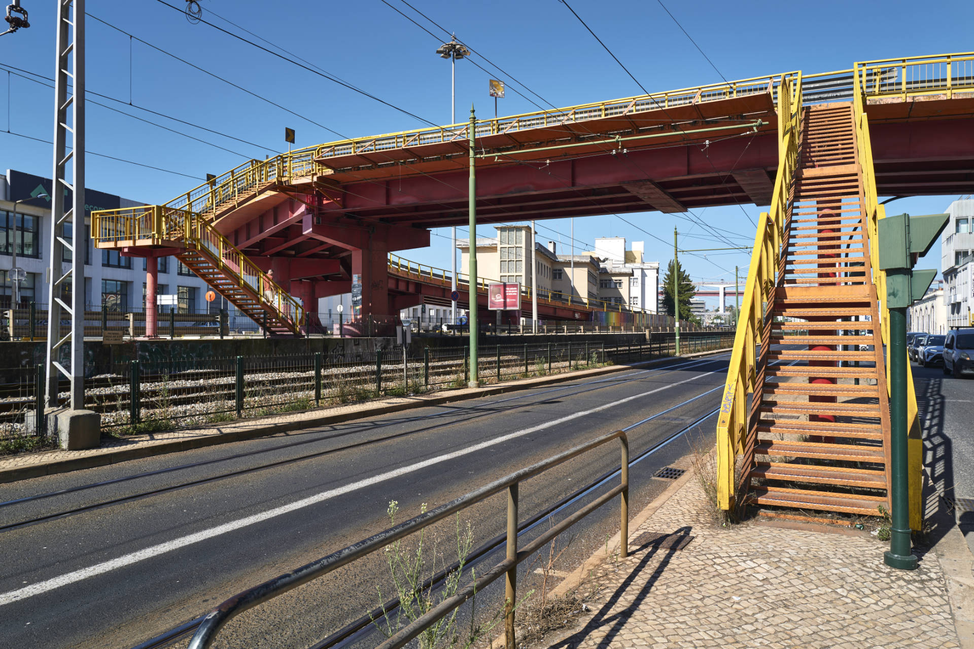 Eine der unzähligen Übergänge über die Gleise der Regionalbahn nach Cascais.