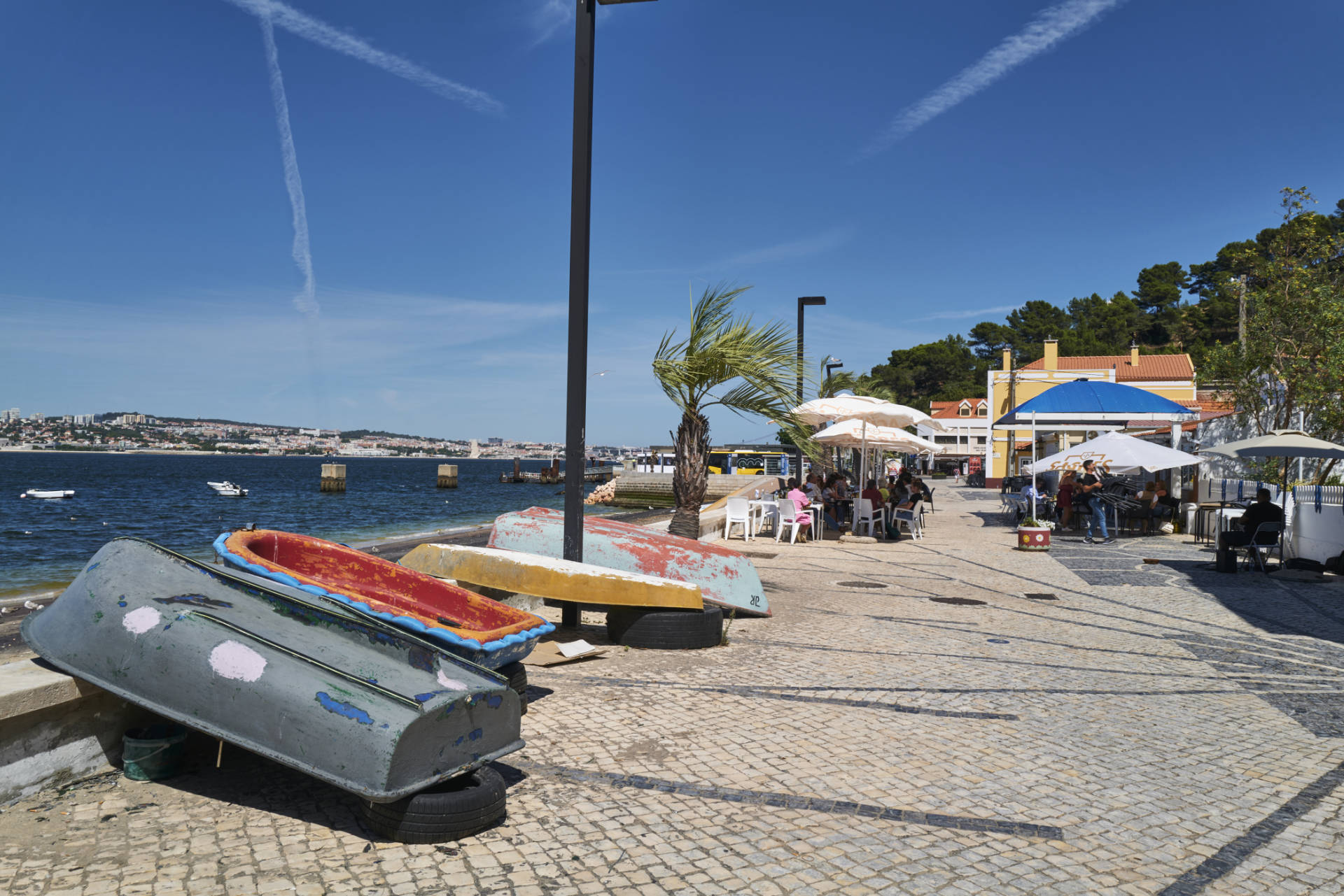 Strand und Paseo von Trafaria, Tejo Delta, Lissabon, Portugal.