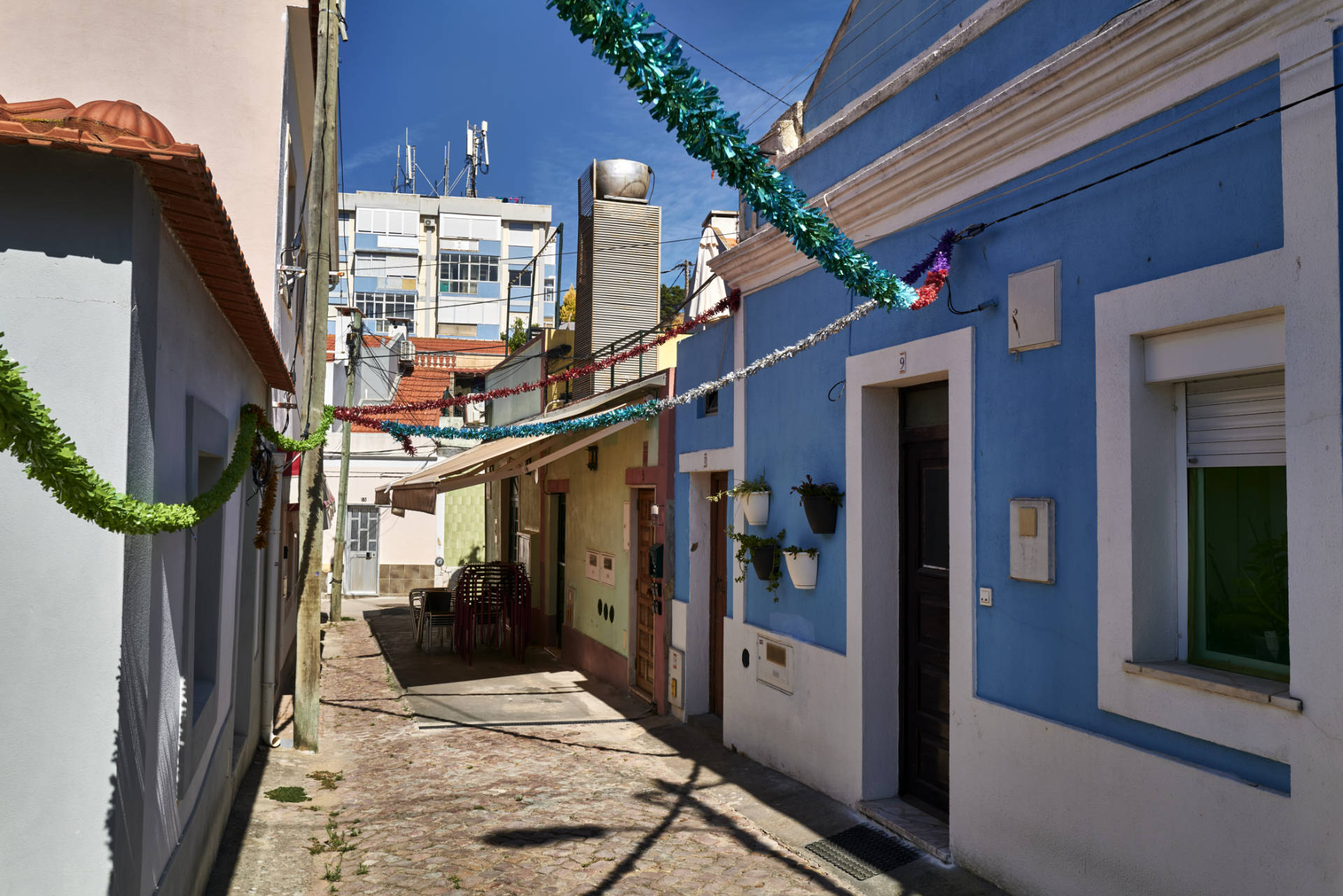 Die bunten Häuser der Altstadt von Trafaria, Tejo Delta, Lissabon, Portugal.