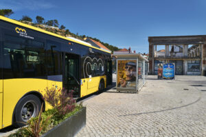 Bus 3009 an der Haltestelle der Estação Fluvial da Trafaria nach Cacilhas via Santuário de Cristo Rei.