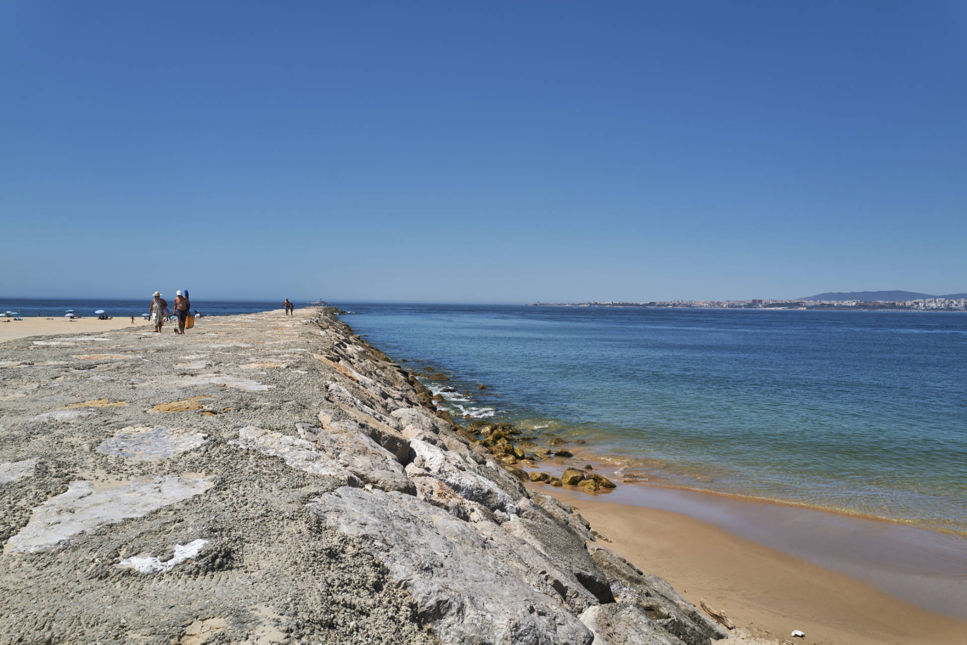 Praia da Cova do Vapor, Lissabon, Portugal.