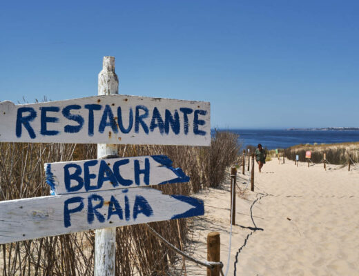 Praia da Cova do Vapor, Lissabon, Portugal.